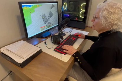 La abuela Sue, en plena labor de construcción en Minecraft, videojuego en el que está triunfando, al menos con vistas a su objetivo.
