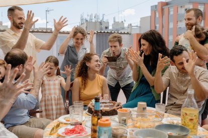 Sorda, de la directora Eva Libertad, una escena del cumpleaños familiar