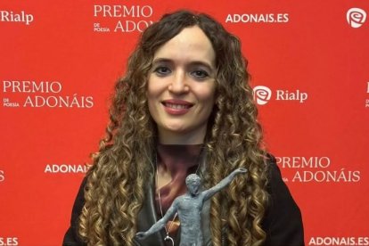 La autora sostiene el Premio Adonáis como confirmación pública de un trabajo poético tejido en silencio, lectura y experiencia vivida.