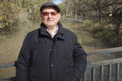 El P. Luis Díez Merino, CP, en serena contemplación junto al río, biblista entregado a iluminar la Pasión de Cristo para el pueblo de Dios.