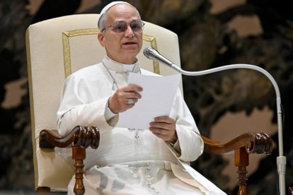 El Papa lee su intervención durante la audiencia general de este miércoles.