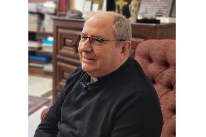 D. Juan Pedro Sánchez Gamero, deán y archivero capitular de la Santa Iglesia Catedral Primada de Toledo, durante la entrevista sobre el VIII Centenario.