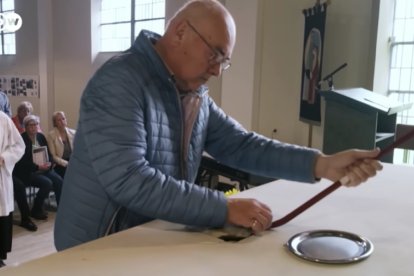 Abren un altar para retirar sus reliquias de santos en la ceremonia de desacralización de una iglesia católica en Alemania