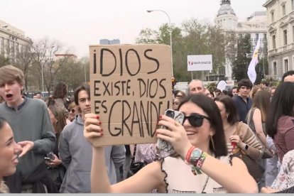 Chavala católica sonriente con sencillo mensaje en la Fiesta de la Resurrección en Madrid logra colarse en el anticlerical diario El País