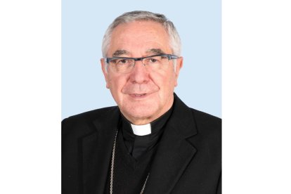 Mons. Manuel Sánchez Monge, obispo emérito de Santander, con su lema episcopal “Virtus in infirmitate”. Pastor que ilumina el renacer silencioso de la fe joven.