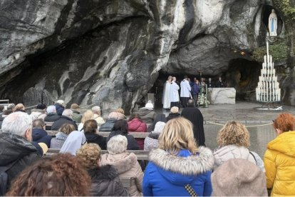 Misa y peregrinos en la gruta de Lourdes en febrero de 2026