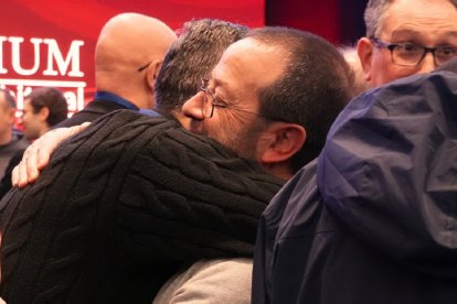 Abrazos efusivos en Convivium; en realidad, a los sacerdotes les cuesta mucho quedar con antiguos amigos, compañeros y maestros y aprecian el encuentro.