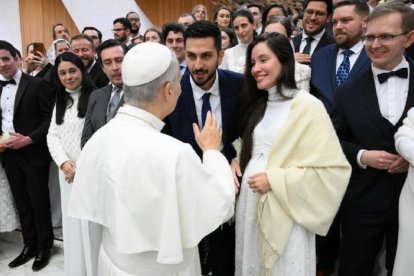 El Papa León XIV saluda a los recién casados al final de su catequesis del miércoles, como es costumbre