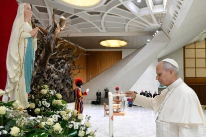 León XIV enciende una vela por los enfermos ante la Virgen de Lourdes tras su catequesis del miércoles en el Aula Pablo VI
