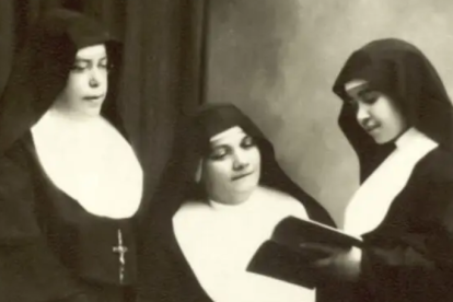 La beata Eusebia Palomino, a la derecha de la foto, lee un libro ante dos hermanas salesianas.