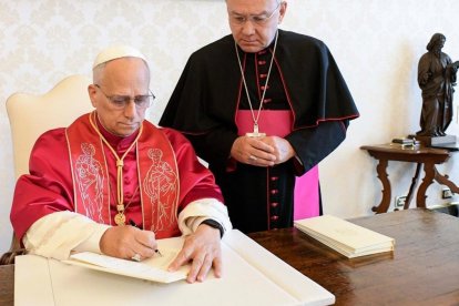 León XIV firma Dilexi Te en octubre de 2025, bajo la mirada atenta de Edgar Peña Parra... en 2026 tendrá que hacer nombramientos curiales