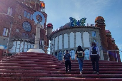 Visitantes en la entrada de la catedral de Mejorada, o catedral de Justo, con la Virgen del Pilar, en 2025