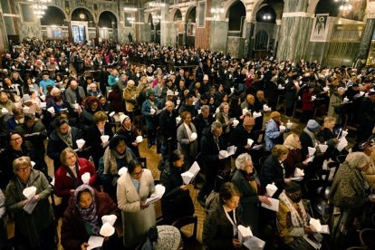 Feligreses reunidos en la Catedral de Westminster de Londres.