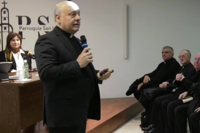 Teresa Valero, sentada, con Santiago Pons, de pie, y los obispos de Castilla La Mancha en primera fila