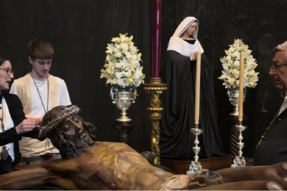 La familia malagueña que prepara cada año la corona de espinas del Cristo de Mena, o Cristo de la Buena Muerte
