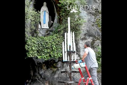 Miguel Ángel es un español que trabaja en el santuario de la Virgen de Lourdes.