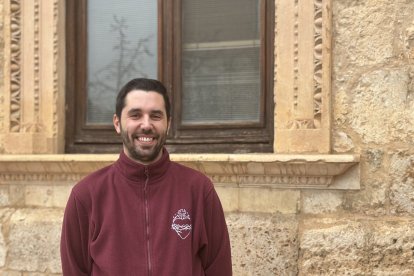 Adrián Fernández es un joven católico de 27 años de Alcalá de Henares.