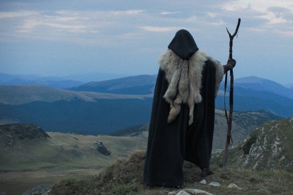 Merlín en El Ciclo de Pendragón, de DailyWire+, es un druida pero también un cristiano sincero, hijo del bardo Taliesin