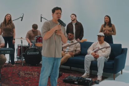 Nico Cabrera y Via Cantus cantan el tema Más Alto, de alabanza y adoración, con un sofá