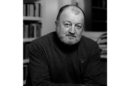 Alejandro Gándara, entre sus libros (Jeosm ©, Galaxia Gutenberg)