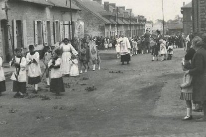 Una procesión religiosa en la Francia de los años 60.