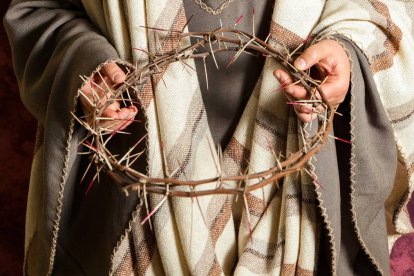 El héroe cristiano sabe que ha de enfrentar todo tipo de desafíos con fe y valor: podemos simbolizarlos en la corona de espinas que marcó a Jesucristo.