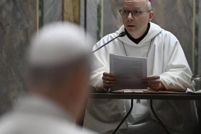 El obispo Erik Varden se dirige a la Curia, con el Papa en primer término.