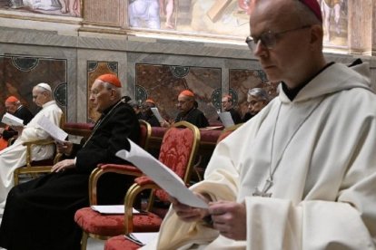 De blanco, el obispo Varden y el Papa, en los ejercicios de Cuaresma con cardenales y otros oficiales de la Curia vaticana
