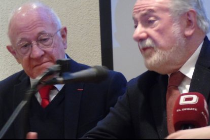 El premiado filósofo Rémi Brague con Jaime Mayor Oreja se dirige a los representantes de asociaciones provida de España