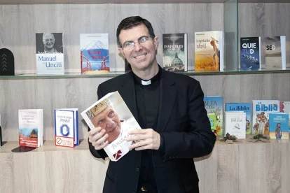 P. Pablo Blanco Sarto con Benedicto XVI (San Pablo, 3.ª ed. actualizada 2023), su biografía previa a la Biblioteca Ratzinger 2026.