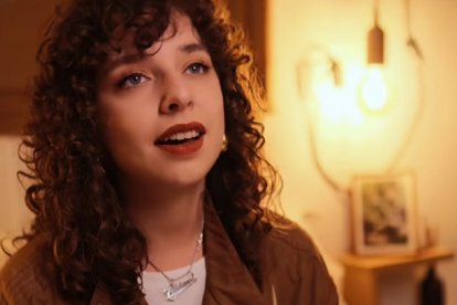 La cantante argentina Aldana Canale canta Un paso a la Vez, un tema tranquilo de confianza, adecuado para la Cuaresma