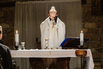 Sacerdote consagrando
