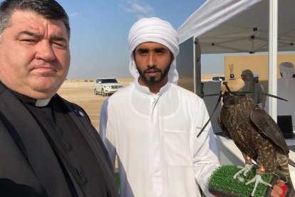 José Amalio fue a Dubai en 2022 a un encuentro de cetreros, a gastos pagados por el príncipe local, vestido de sacerdote