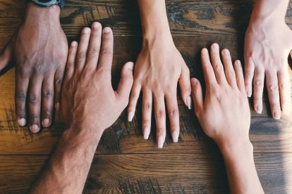 Son iguales porque son manos, pero no son manos iguales. Una imagen que suscita una reflexión.