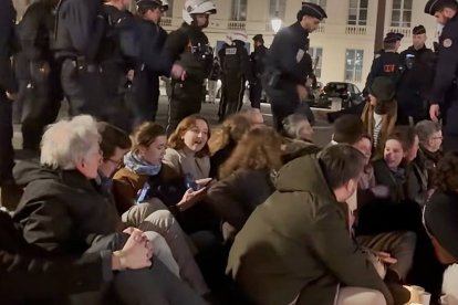 Un momento del acto muestra la desproporción entre los manifestantes y las fuerzas policiales.