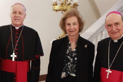 El arzobispo Iceta de Burgos, la Reina Sofía y el arzobispo emérito Fidel Herráez, en la muestra sobre Picasso y la Biblia de la catedral de Burgos