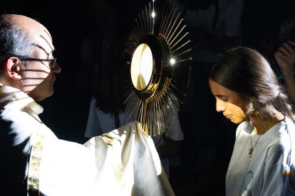 Una joven se emociona ante el Santísimo en un campamento-retiro... ¿hay que mirarlo con sospecha y desconfianza?