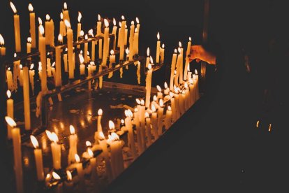 La Iglesia tiene garantizada su supervivencia por promesa divina: su luz siempre está viva, aunque pueda temblar en algunos momentos.