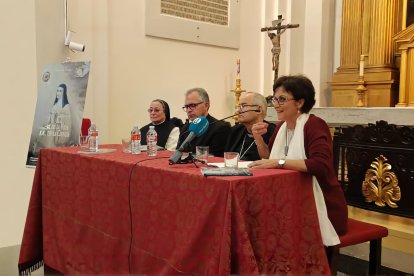 Presentación en Toledo, mayo 2025: sor María José Pascual, D. Raúl Muelas, Mons. Cerro y Nuria Sáez Sánchez. (Foto cedida por la autora)