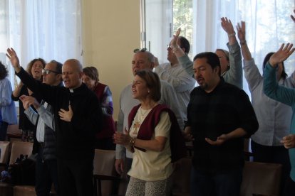 Javier Ramírez, sacerdote consiliario de la RCCE, en un retiro de 2025 con miembros antiguos y nuevos del Ministerio de Alabanza