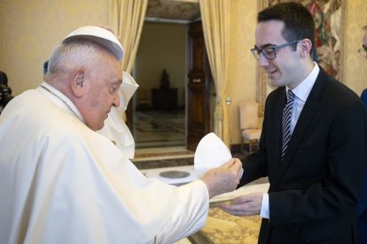 Diego del Cojo Gómez con el Papa Francisco. En la audiencia junto a sus hermanos en el Seminario Mayor de Toledo.(7 de noviembre de 2024).