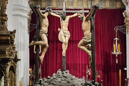 Nuestro Señor Jesucristo, San Dimas (el Buen Ladrón) y Gestas, en una imagen de la Hermandad de la Carretería de Sevilla.