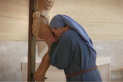 Las religiosas de Iesu Communio cantan el Stabat Mater, con la Virgen meditan al pie de la Cruz