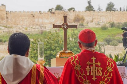 El cardenal Pizzaballa reza por Jerusalén desde Dominus Flevit en la tarde del Domingo de Ramos de 2026