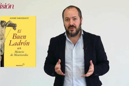 Javier Lozano, director de 'Misión', con el libro de cabecera sobre el Buen Ladrón.