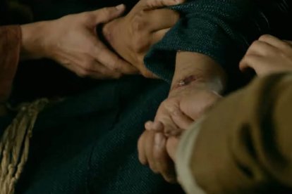 Los apóstoles tocan a Cristo y comprueban sus llagas en 'Resucitado [Risen]' (2016), dirigida por Kevin Reynolds.