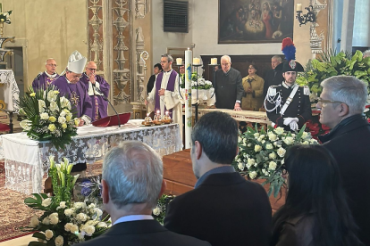 El funeral por el alma de Vittorio Messori celebrado en la Abadía de Maguzzano por el obispo Pompili