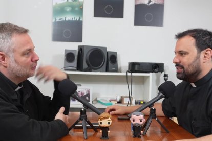 Jesús Silva, en su casa, con carteles de El Señor de los Anillos, con FJ Bronchalo, hablan de ayudar a superar la pornografía