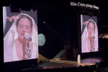Rosalía canta Mio Cristo Piange Diamante en Milán, Italia