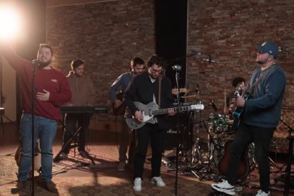 Javier Portela y Nico Cabrera cantan Dios de Gloria, un tema que pide a Dios paz y libertad, anhelos de esta generación